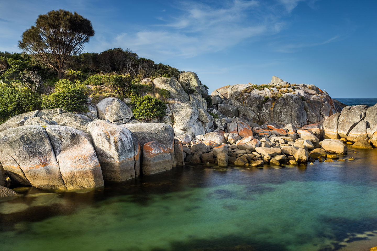 Binalong Bay, Tasmania Red rocks and emerald water at Binalong Bay, Tasmania