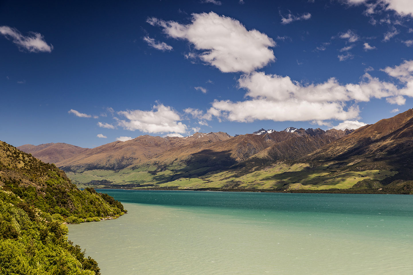 Wānaka Emerald green waters of Lake Wānaka