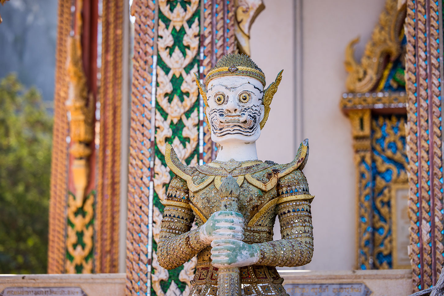 Wat Khao Daeng Thai statue at Wat Khao Daeng temple