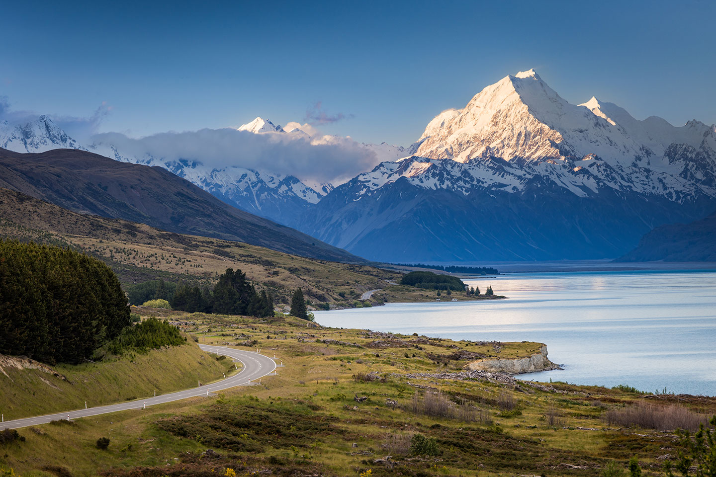 Lake Pukaki Peter's Lookout with Mount Cook in the back