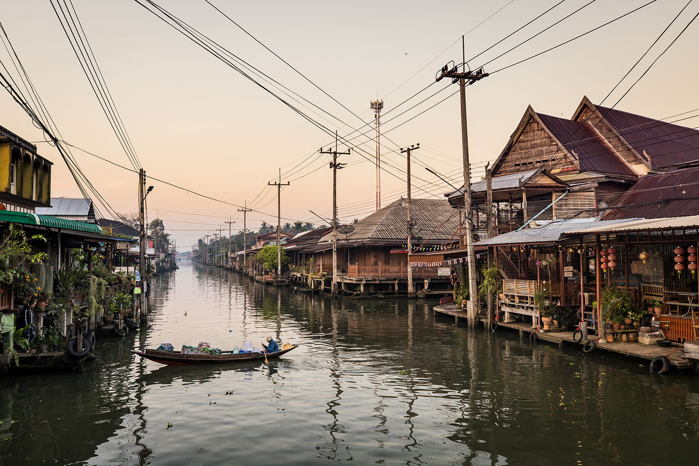Damnoen Saduak Sunrise over Damnoen Saduak floating market